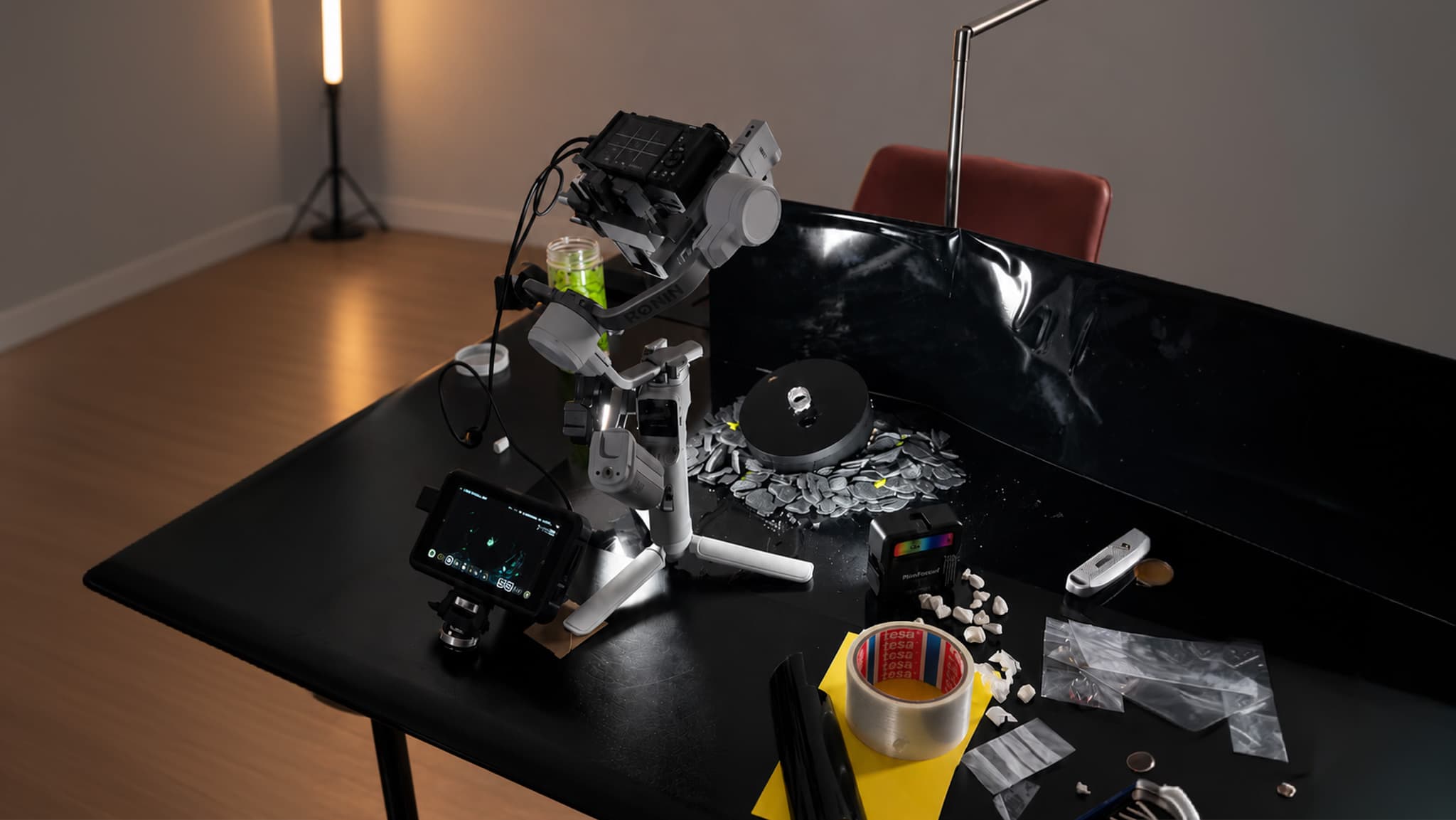 Blick auf eine Kamera, die auf einem Gimbal auf ein Schmuckstück gerichtet ist
