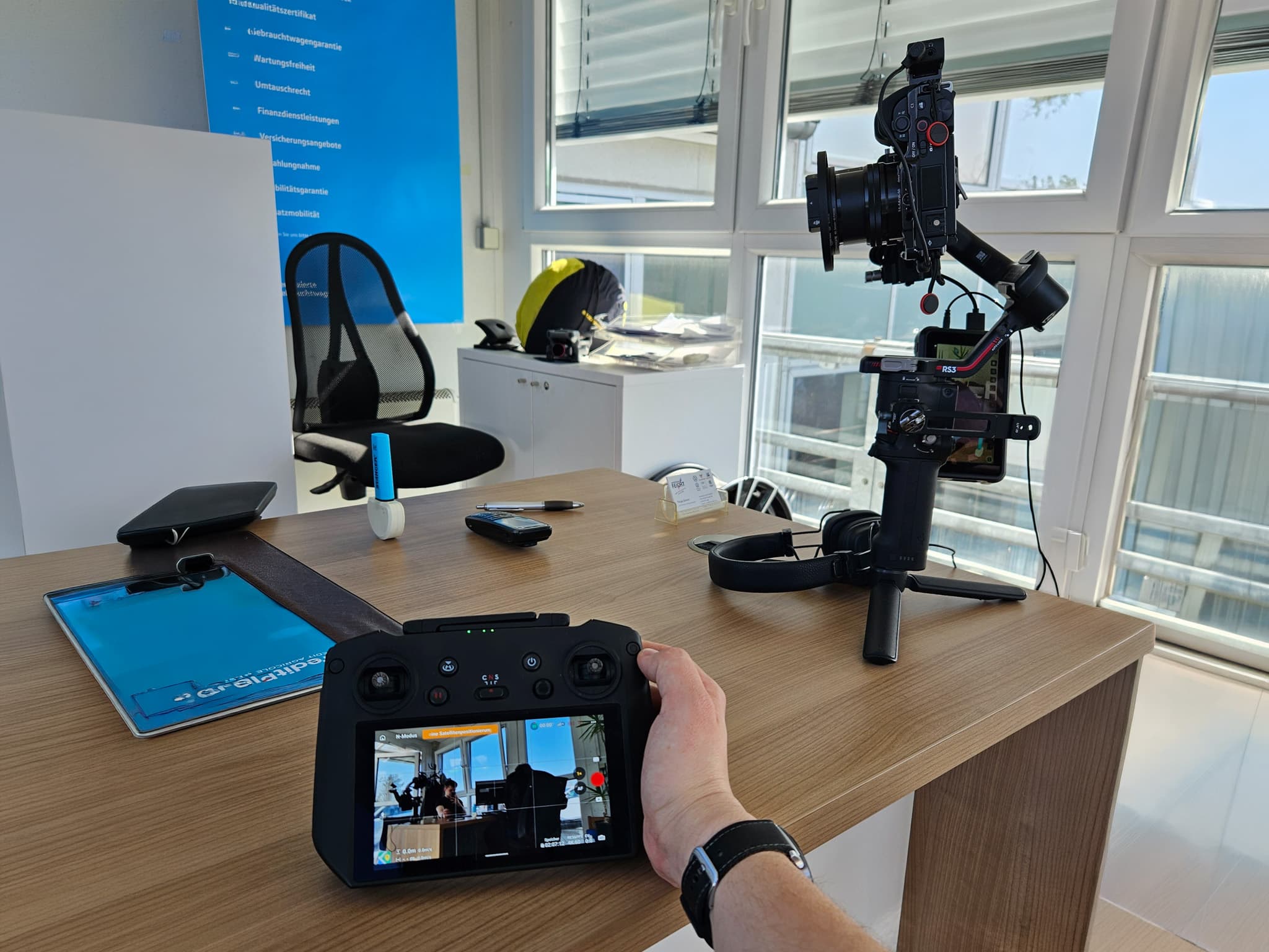 Blick auf einen Schreibtisch mit Drohne, Kamera und Gimbal.