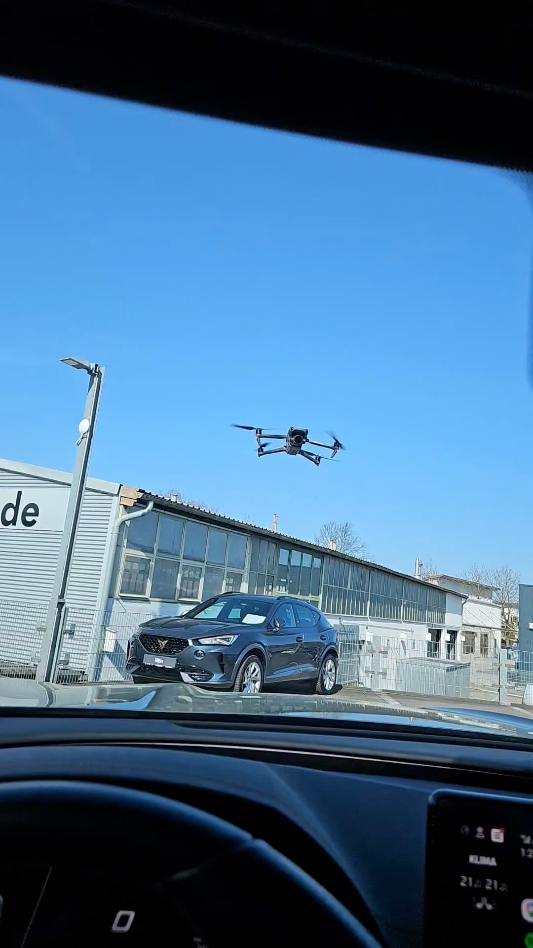 Blick aus der Luft auf ein Autohaus mit mehreren Fahrzeugen
